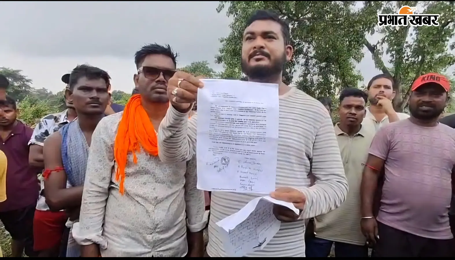 80 साल पुराने श्मशान पर कब्जे की कोशिश से भड़के ग्रामीण, किया जोरदार प्रदर्शन