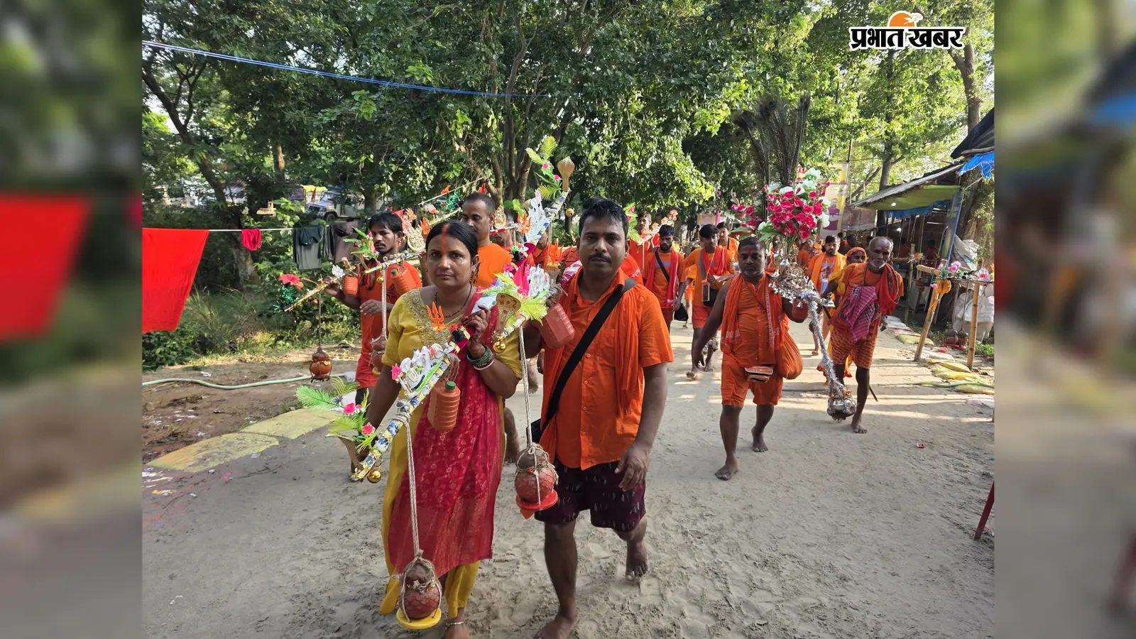 फारबिसगंज में शिवभक्ति का उत्साह, मझुआ से बाबा बैद्यनाथ धाम के लिए निकला कांवरियों का जत्था