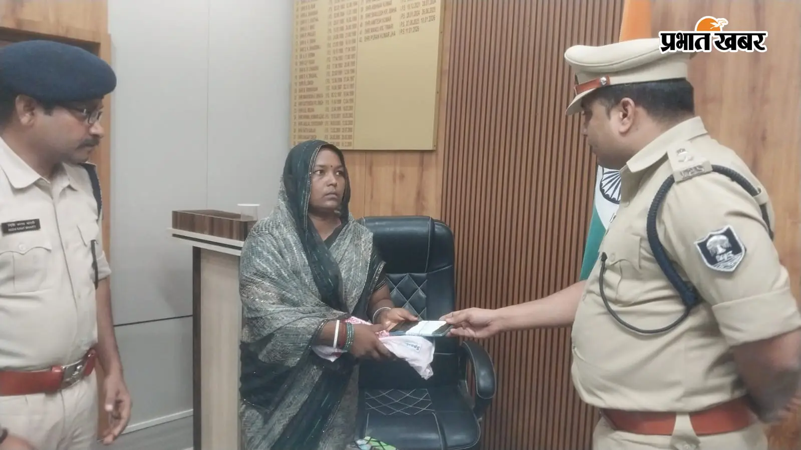 सीवान में ऑपरेशन मुस्कान से 63 लोगों को मिले गुम और चोरी हुए मोबाइल, चेहरे पर लौटी खुशी
