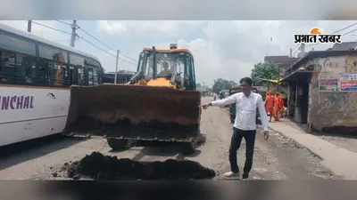 प्रशासन नहीं जागा तो समाजसेवी ने उठाया बीड़ा, निजी खर्च से भरवाए सड़क के जानलेवा गड्ढे