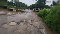 आरा के इस मुख्य मार्ग पर सफर बना जोखिम, बारिश में गड्ढों में भर रहा पानी, ग्रामीणों ने उठाई मरम्मत की मांग