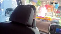 ममता बनर्जी की कार को चारों ओर से घेरकर किया गया हमला, शांत बैठी रहीं तृणमूल सुप्रीमो