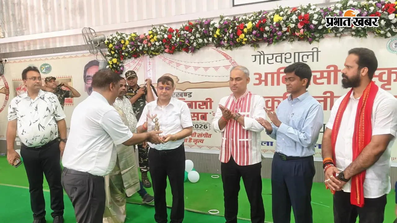 विश्व आदिवासी दिवस पर गढ़वा में भव्य समारोह, 17 लाभुकों को मिला 1677 एकड़ का वन पट्टा