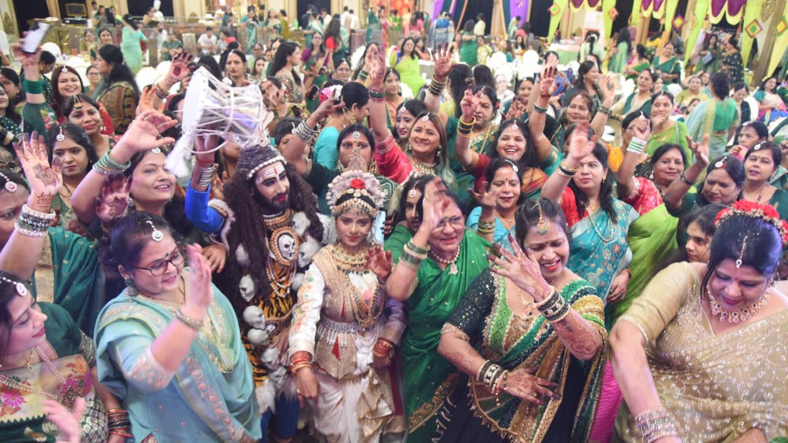 भक्ति गीतों पर थिरकतीं महिलाएं