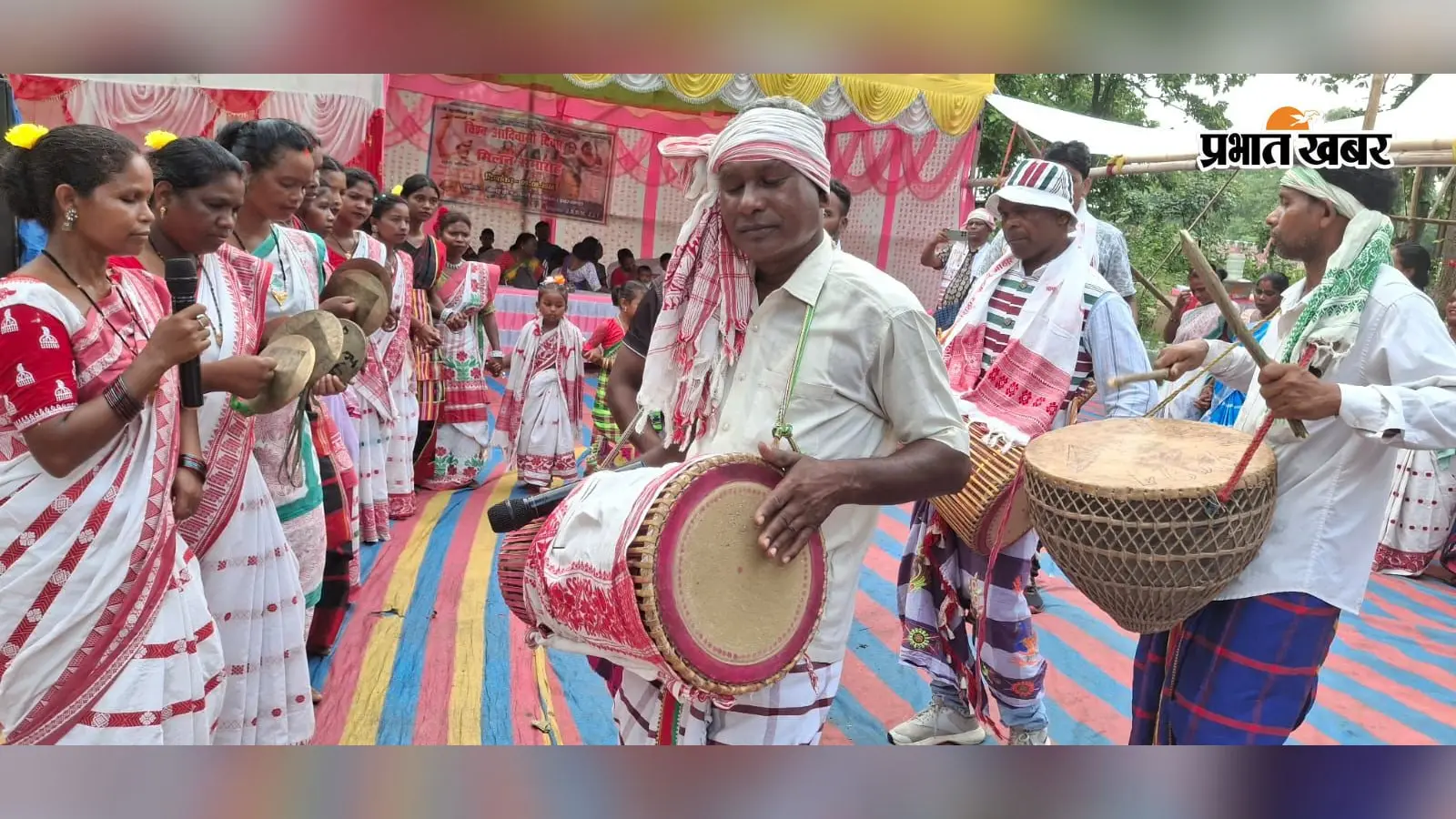 विश्व आदिवासी दिवस पर पेड़ों को बांधा रक्षा सूत्र, जल-जंगल-जमीन बचाने का लिया संकल्प