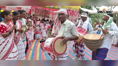 विश्व आदिवासी दिवस पर पेड़ों को बांधा रक्षा सूत्र, जल-जंगल-जमीन बचाने का लिया संकल्प