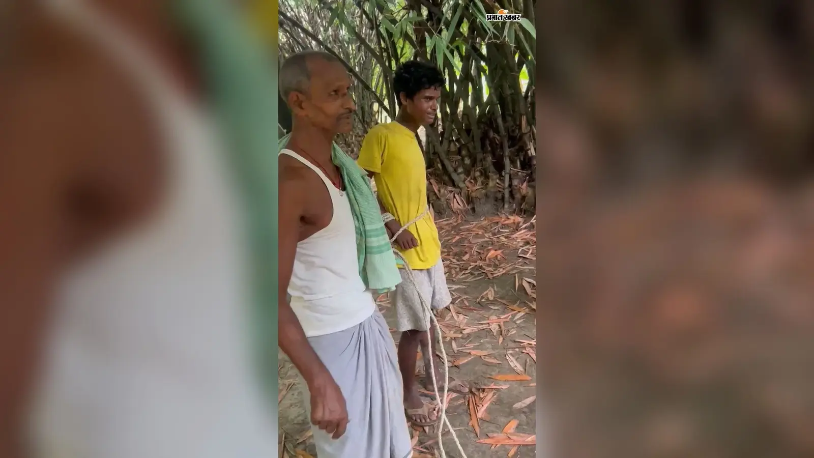 जनरल स्टोर का करकट काटकर 50 हजार का सामान चोरी, ग्रामीणों ने चोर को पकड़कर पेड़ से बांधा