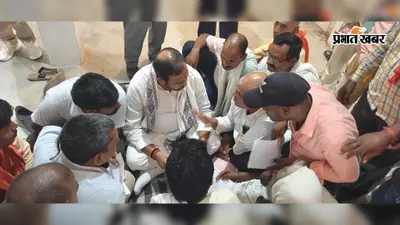 रोहतास: दरी पर बैठकर 4 घंटे तक फरियाद सुनते रहे विधायक आलोक सिंह, जनता दर्शन में पहुंचे करीब 200 आवेदन