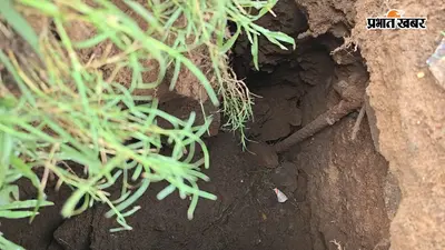 राष्ट्रीय राजमार्ग-14 के किनारे बिजली खंभे के नीचे धंसी जमीन, गड्ढे में फंसा टोटो