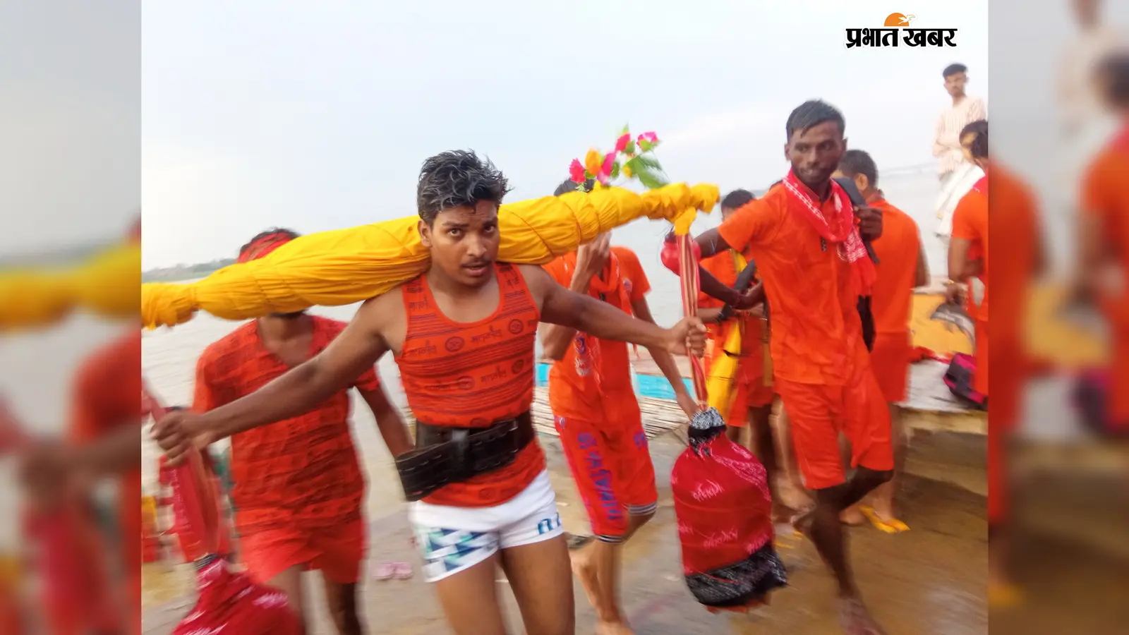 बक्सर में कांवरियों का महाकुंभ, गंगा घाटों पर उमड़ी भीड़, बोल बम के जयघोष से गूंजा शहर