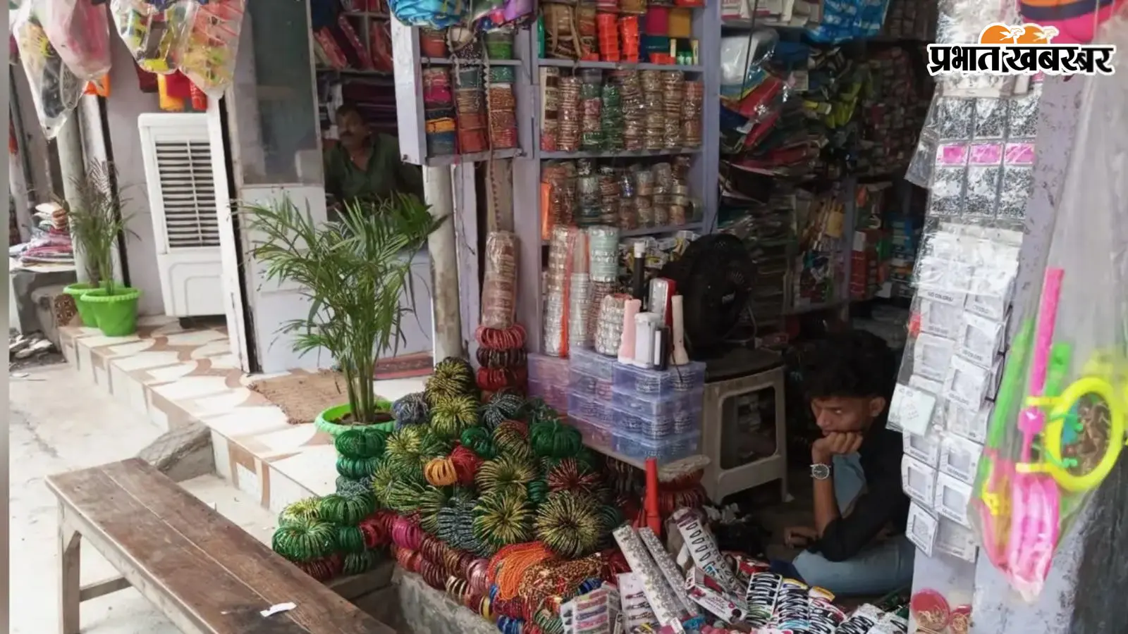 सावन में हरी चूड़ियों की बढ़ी मांग, बाजारों में महिलाओं की उमड़ी भीड़