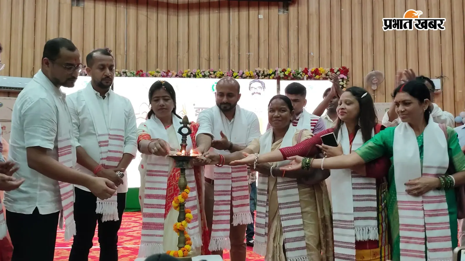 रामगढ़ में जिला स्तरीय आदिवासी महोत्सव, पारंपरिक नृत्य-संगीत ने बांधा समां