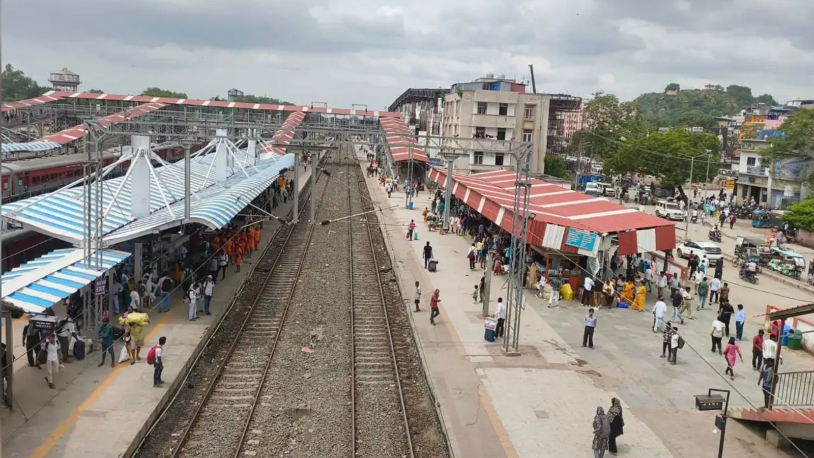 गया जंक्शन के अंदर के प्लेटफॉर्म और रेलवे लाइन की तस्वीर | Prabhat Khabar Network