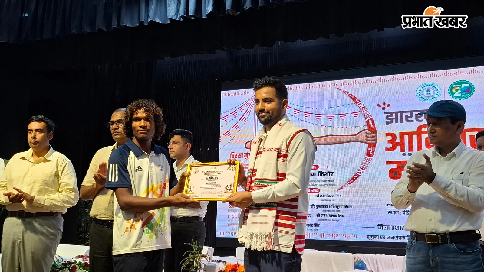 पलामू में धूमधाम से मनाया गया विश्व आदिवासी दिवस, डीसी बोले- आदिवासी समाज के उत्थान के लिए प्रशासन कटिबद्ध