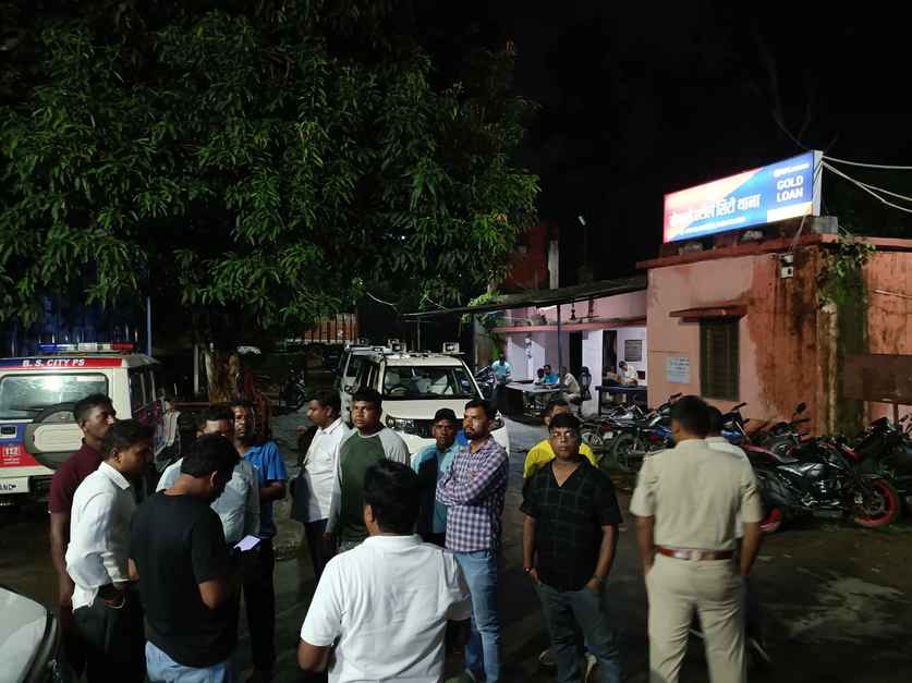 थाना पहुंचे झामुमो कार्यकर्ता