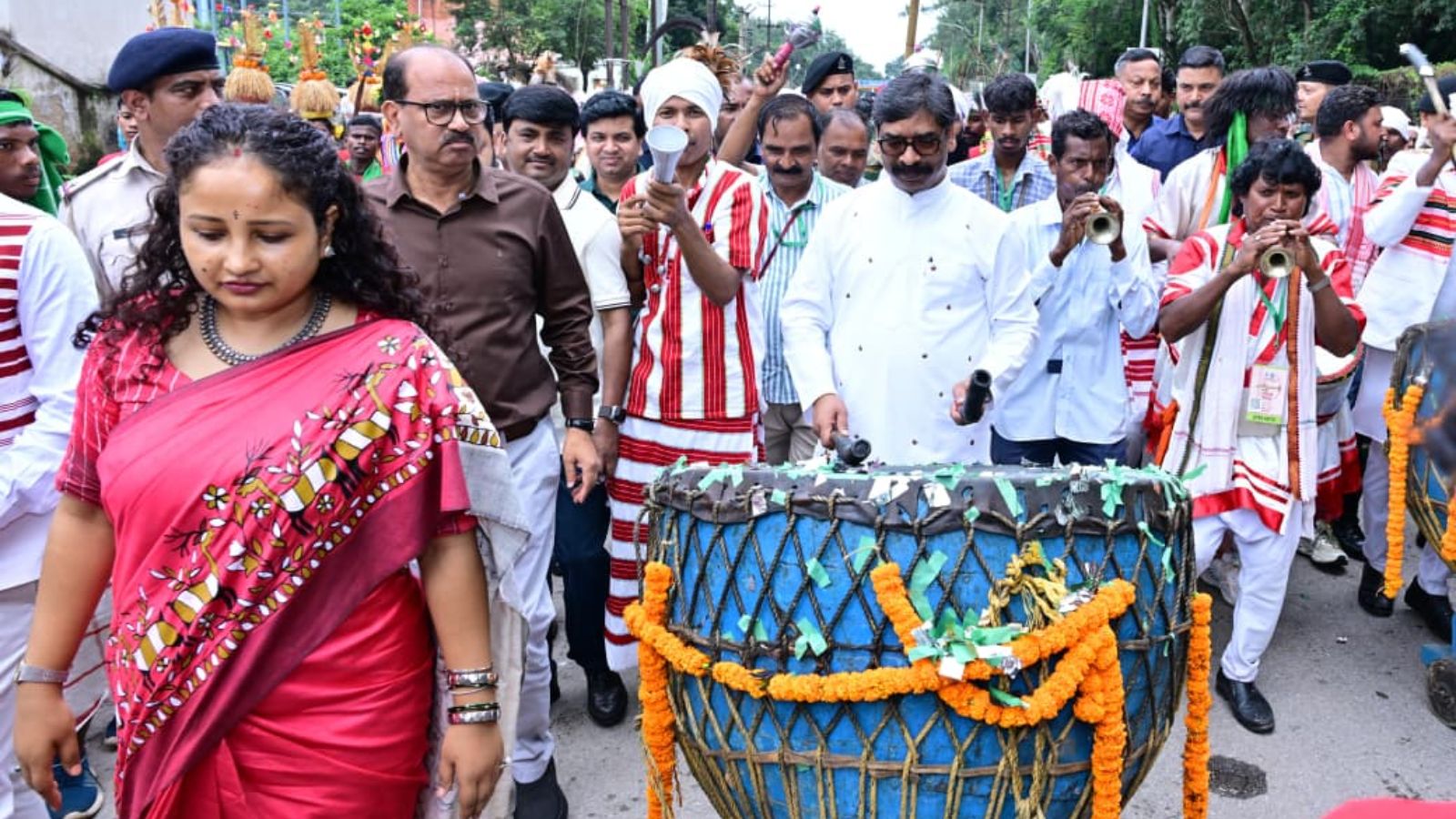 नगाड़ा बजाते मुख्यमंत्री हेमंत सोरेन