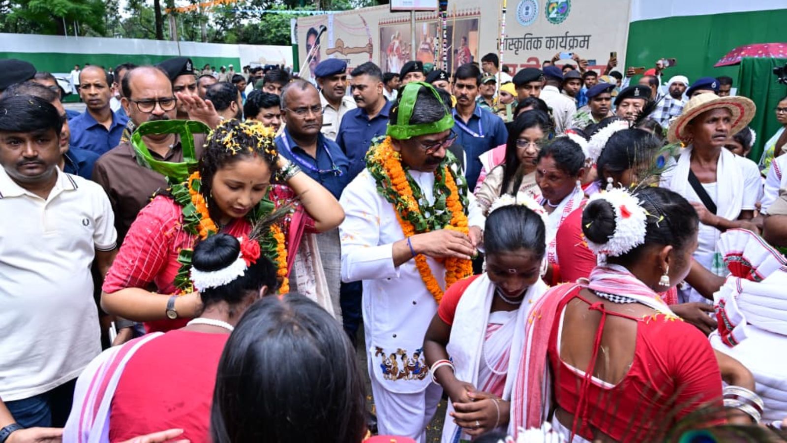 विश्व आदिवासी दिवस कार्यक्रम में सीएम हेमंत सोरेन और कल्पना सोरेन