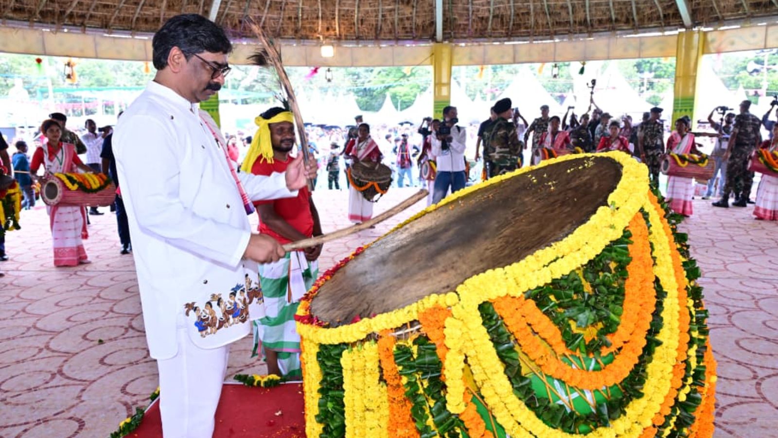 नगाड़ा बजाते सीएम हेमंत सोरेन
