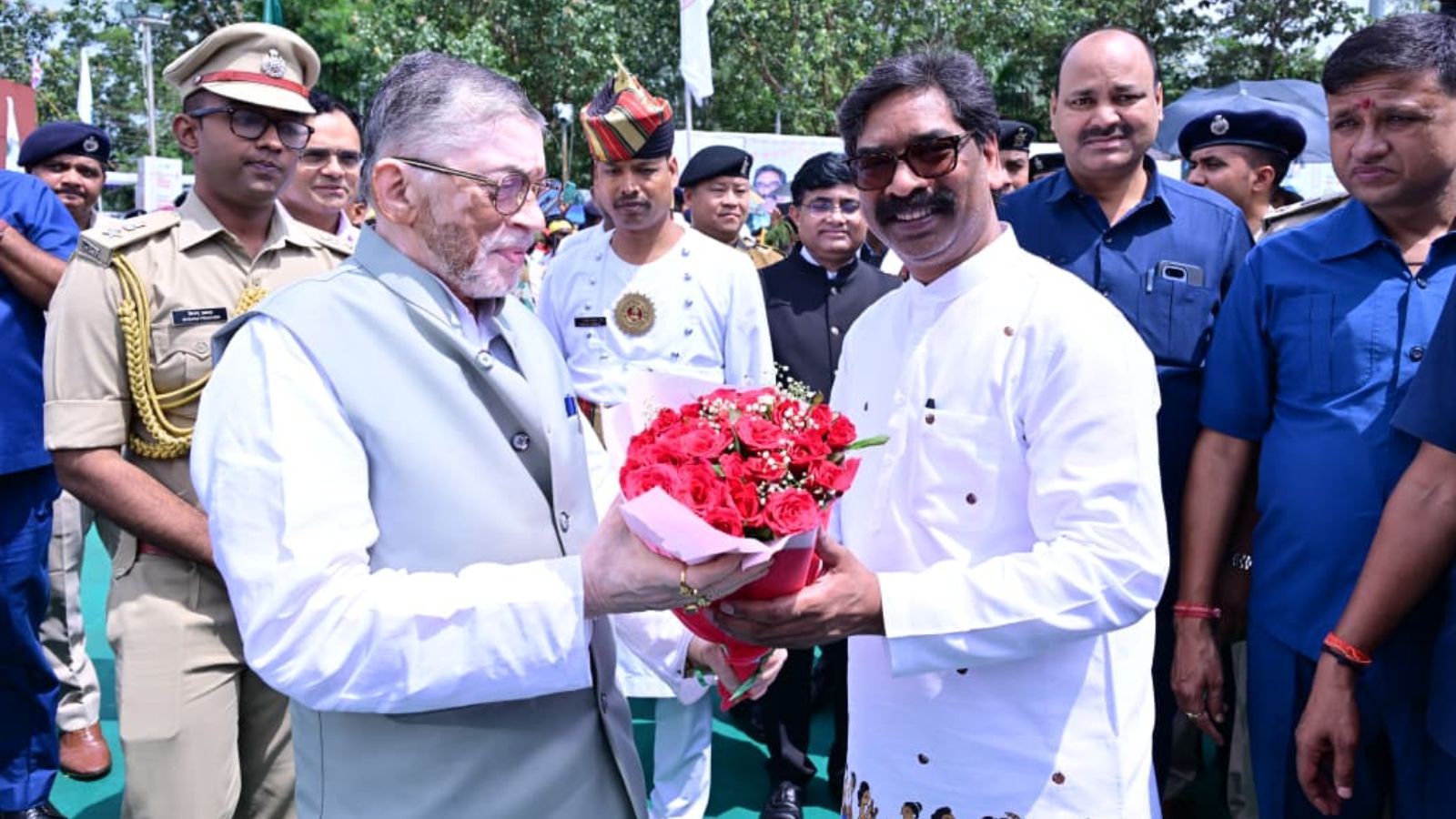 राज्यपाल संतोष गंगवार के साथ सीएम हेमंत सोरेन