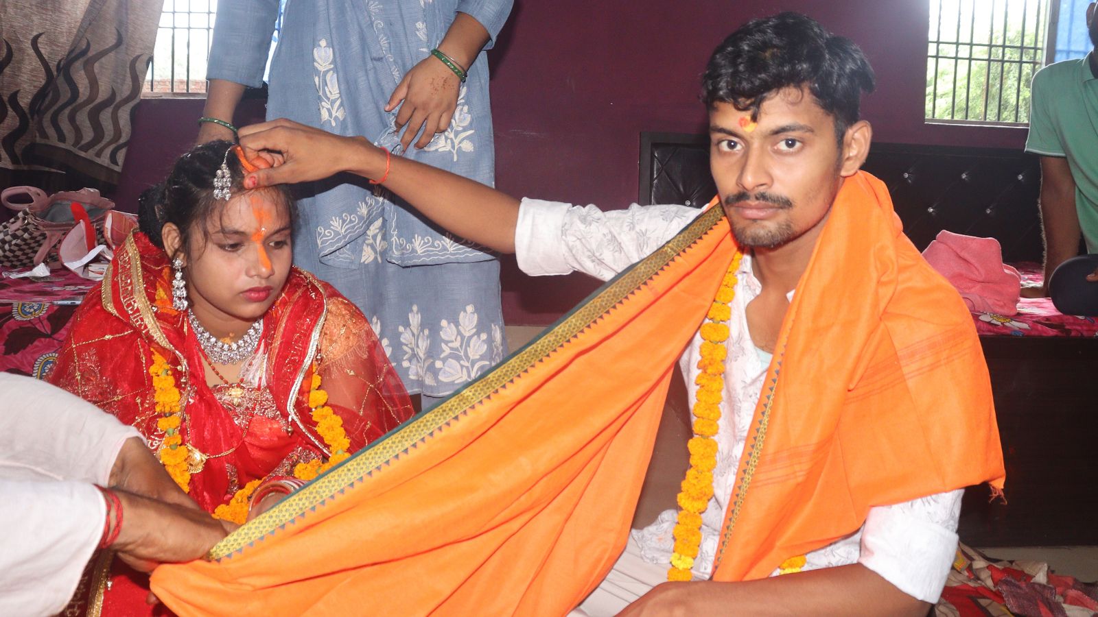 प्रेमिका की मांग भरता प्रेमी
