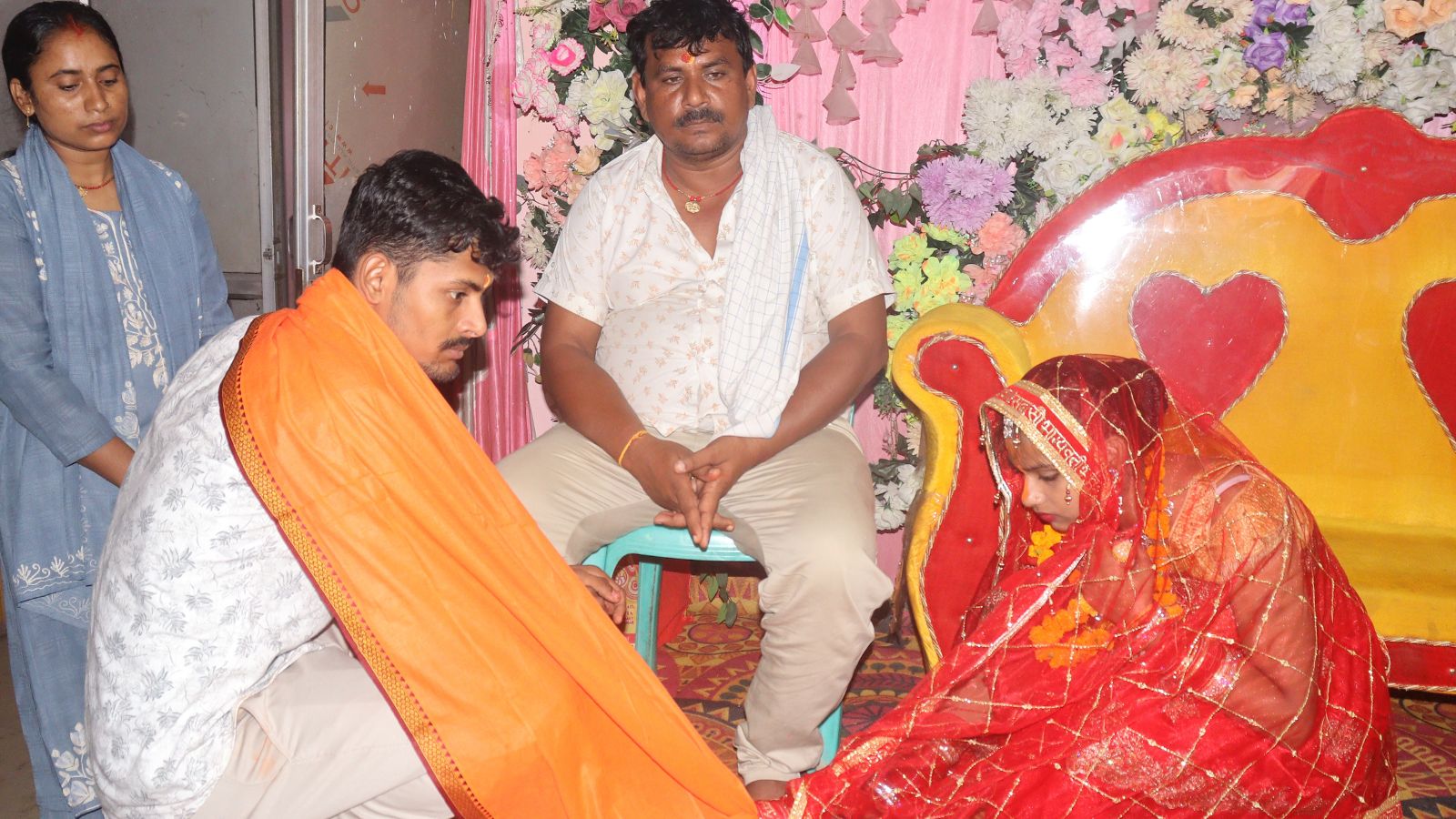 आशीर्वाद लेते नव दम्पत्ति