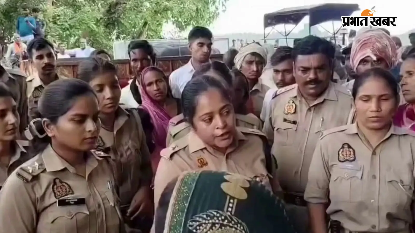 मैडम, हमने जवान बेटा खोया है… न्याय चाहिए: महिला पुलिस अधिकारी पर बरसे परिजन, शाहजहांपुर में 25 साल के युवक की मौत का मामला गरमाया