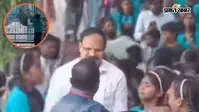 Viral Video : तबादले की खबर सुन रो पड़े छात्र, फेवरेट टीचर को रोकने के लिए बंद कर दिया स्कूल का गेट