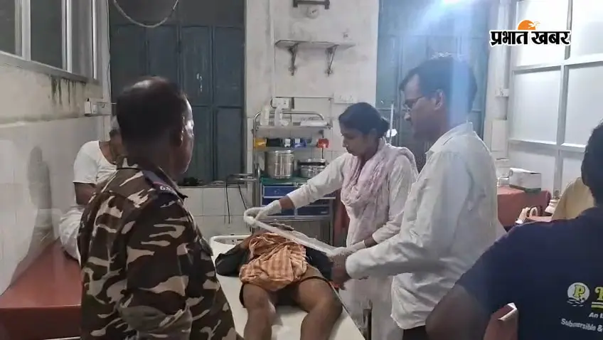 मोहनिया में सड़क पर अचानक आ गई गाय, एक बाइक पर सवार तीन युवक दुर्घटनाग्रस्त; एक रेफर