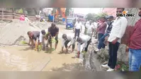 मेदिनीनगर में एनएच की बदहाल सड़क पर युवाओं का फूटा गुस्सा, गड्ढों में धान रोपकर किया विरोध