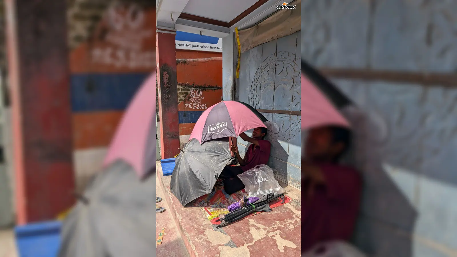 चिलचिलाती धूप में 'छाते' की छांव में जिंदगी की मरम्मत, सड़क किनारे रोजी-रोटी जुटा रहा कारीगर