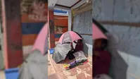 चिलचिलाती धूप में 'छाते' की छांव में जिंदगी की मरम्मत, सड़क किनारे रोजी-रोटी जुटा रहा कारीगर