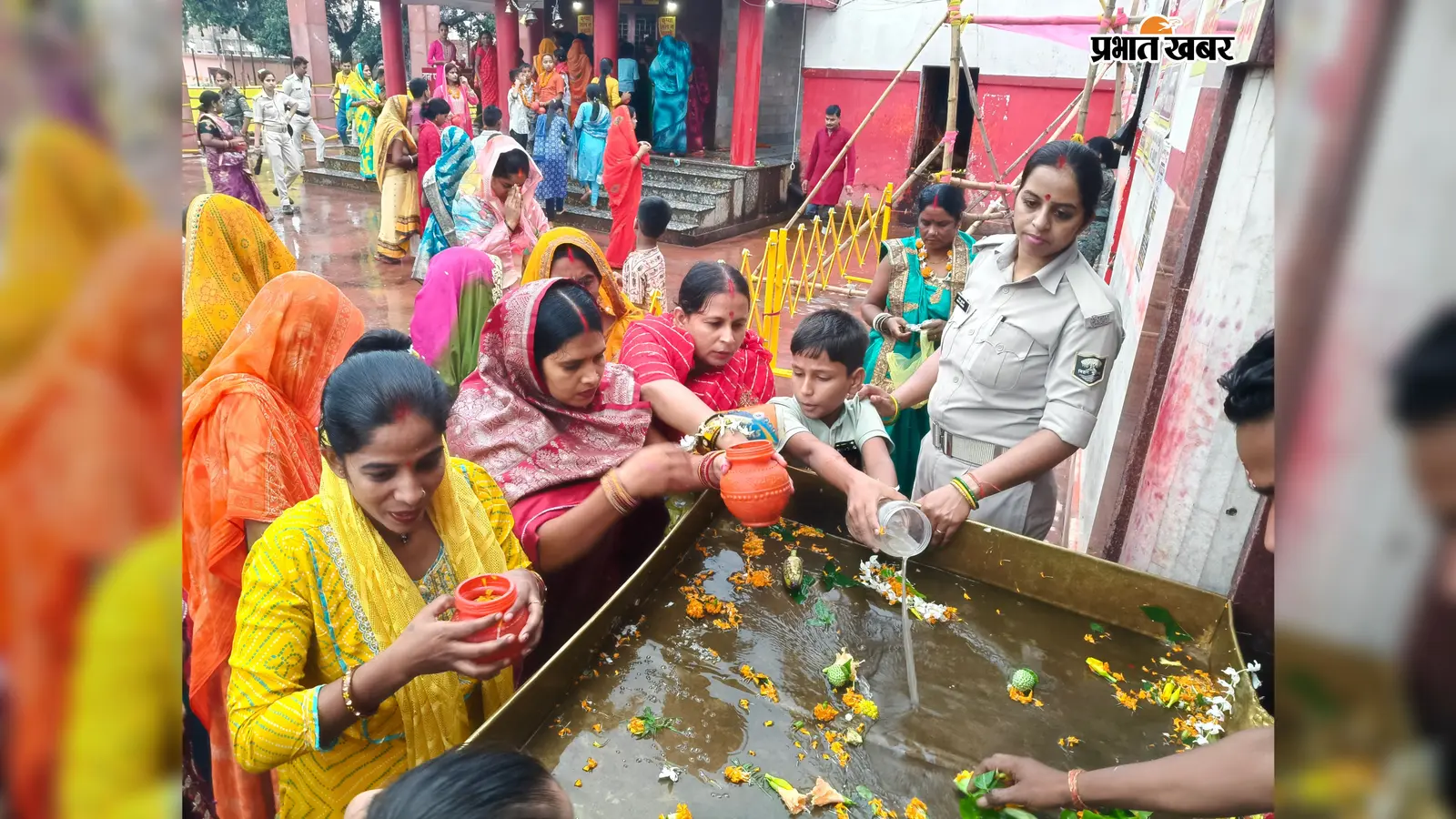शिवहर: रिमझिम बारिश भी नहीं रोक सकी आस्था, देकुली धाम में दूसरी सोमवारी पर उमड़ा शिवभक्तों का सैलाब