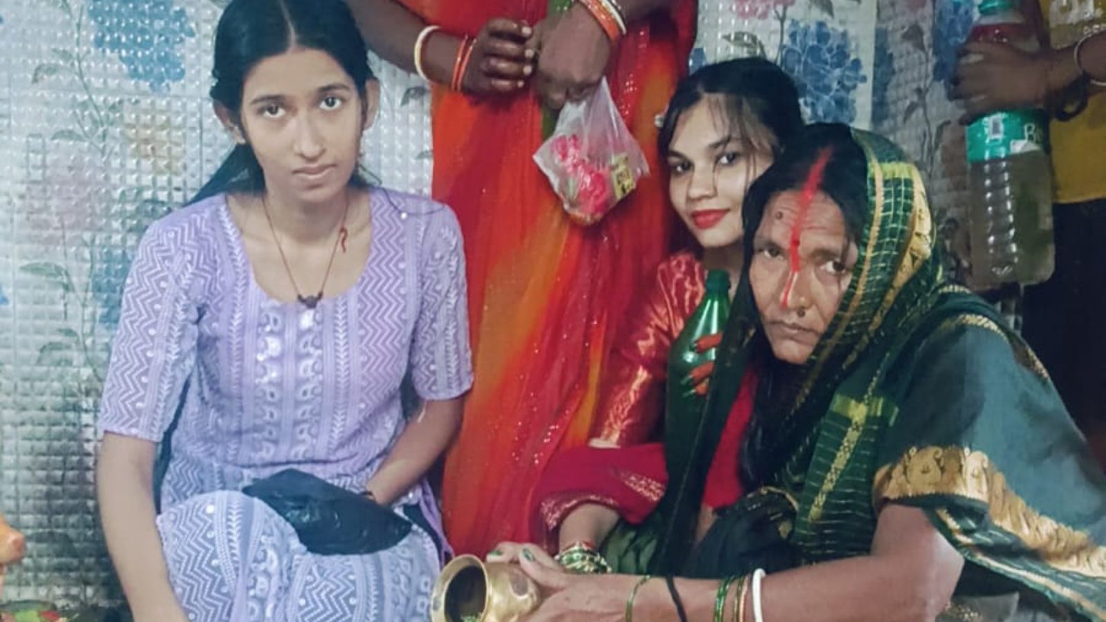 जलाभिषेक करतीं महिलाएं.