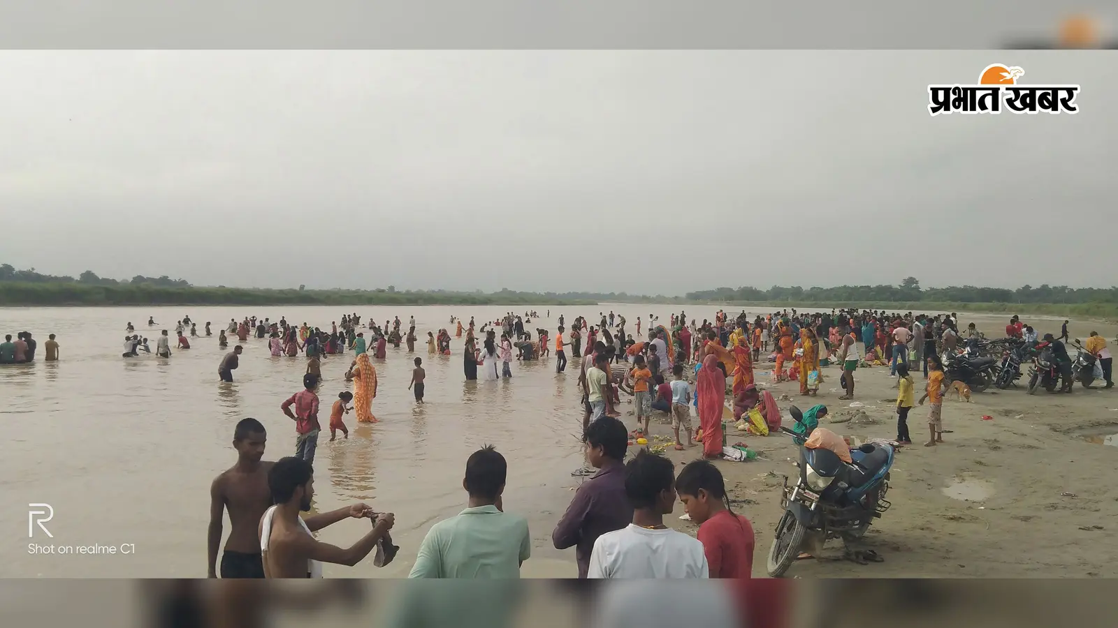 सावन के दूसरे सोमवार पर पिपराघाट में उमड़ी भीड़, बोल बम के जयकारों से गूंजा इलाका