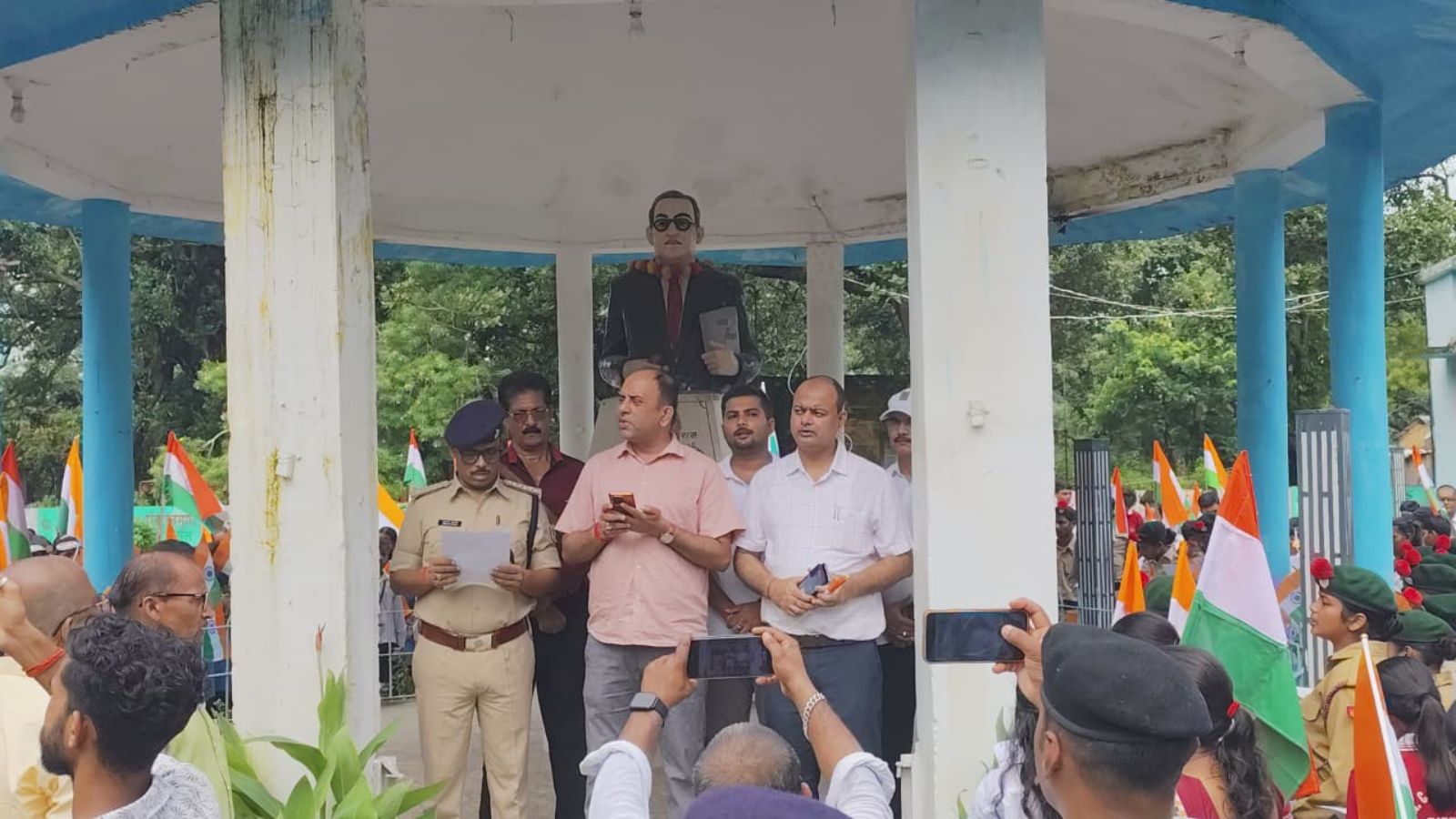 लोगों को शपथ दिलाते एसडीएम.