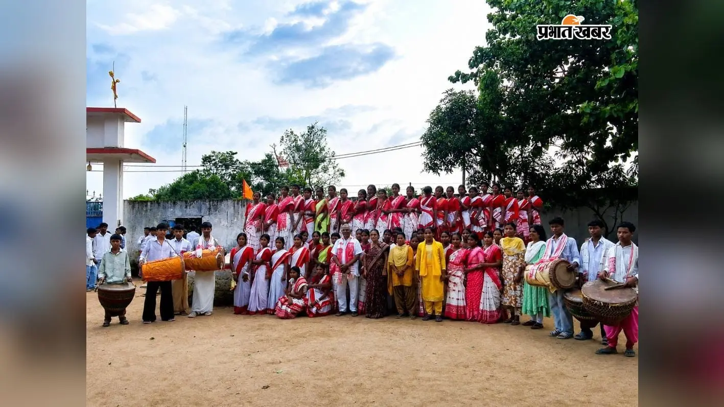 गुमला में पारंपरिक वेशभूषा में बच्चों ने बिखेरी आदिवासी संस्कृति की छटा