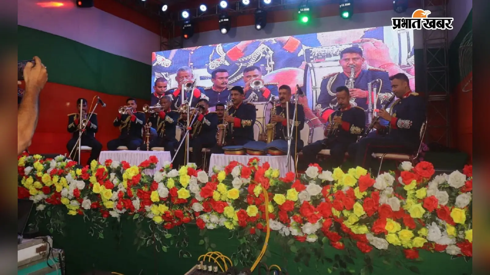 आरपीएफ बैंड के धुनों ने बांधा समां, देशभक्ति के रंग में सराबोर हुआ शालीमार स्टेशन
