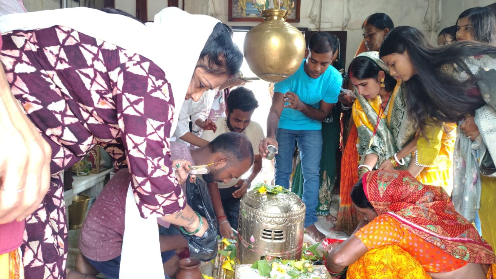 जलाभिषेक करते श्रद्धालुओं की तस्वीर.