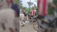 बाइक से शराब लेकर नालंदा से शेखपुरा आ रहा था शख्स, पुलिस को देखकर भागने लगा तो पकड़ाया