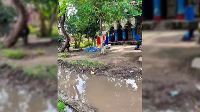 कठना गांव की ग्रामीण सड़क बनी मुसीबत, बारिश के बाद कीचड़ और जलजमाव से बढ़ी परेशानी, श्रद्धालु भी बेहाल