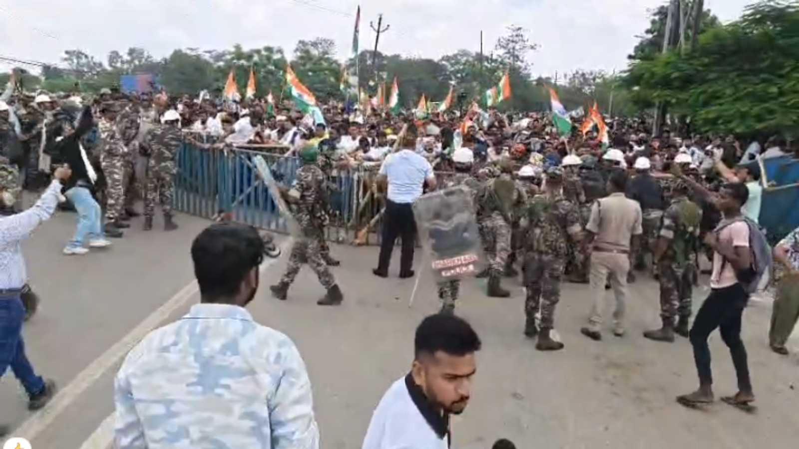 आंदोलन करते छात्र