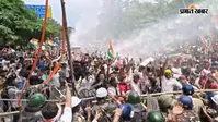 JPSC Protest: 'भइया, थोड़ा और प्रेशर मारो न'...वाटर कैनन खुलते ही झूमने लगे आंदोलनकारी छात्र