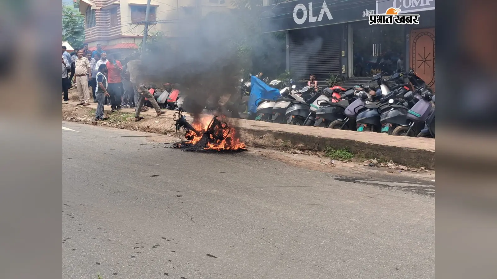 बार-बार खराब हो रही स्कूटी से तंग चालक ने लगायी आग, सरायढेला-गोविंदपुर मार्ग पर मची अफरातफरी
