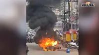 पटना के एग्जीबिशन रोड पर चलती बाइक में लगी भीषण आग, मिनटों में जलकर राख