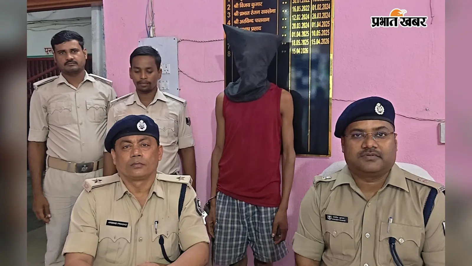 हाजीपुर : महुआ में कट्टा लेकर ग्रामीणों को धमका रहा था बदमाश, पुलिस ने घर से दबोचा