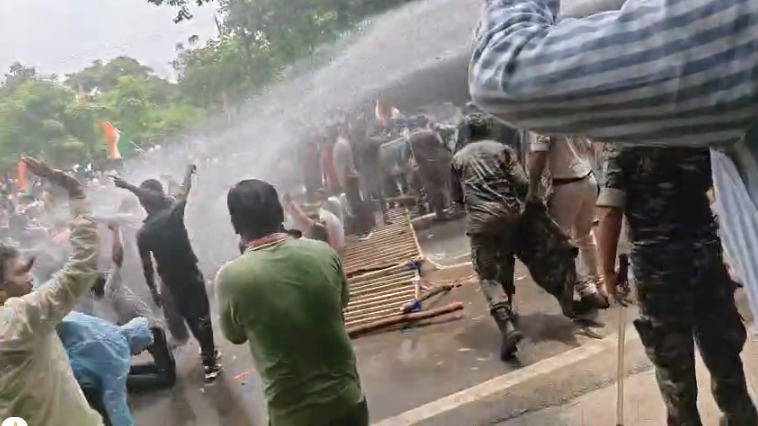 बैरिकेड तोड़ उसपर बैठे छात्र
