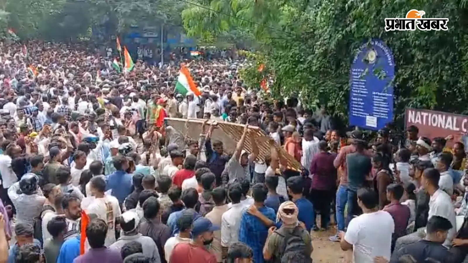 JPSC Student Protest: लाठीचार्ज और वाटर कैनन के बाद भी नहीं हटे छात्र, पुलिस पर फेंकी बोतलें