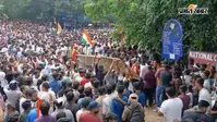 JPSC Student Protest: लाठीचार्ज और वाटर कैनन के बाद भी नहीं हटे छात्र, पुलिस पर फेंकी बोतलें