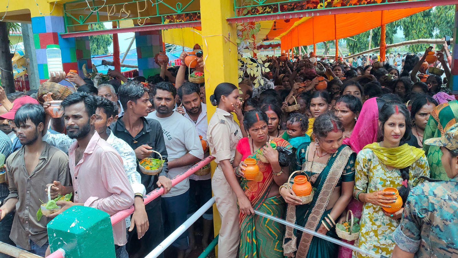 जलाभिषेक करने के लिए कतारबद्ध श्रद्धालु.