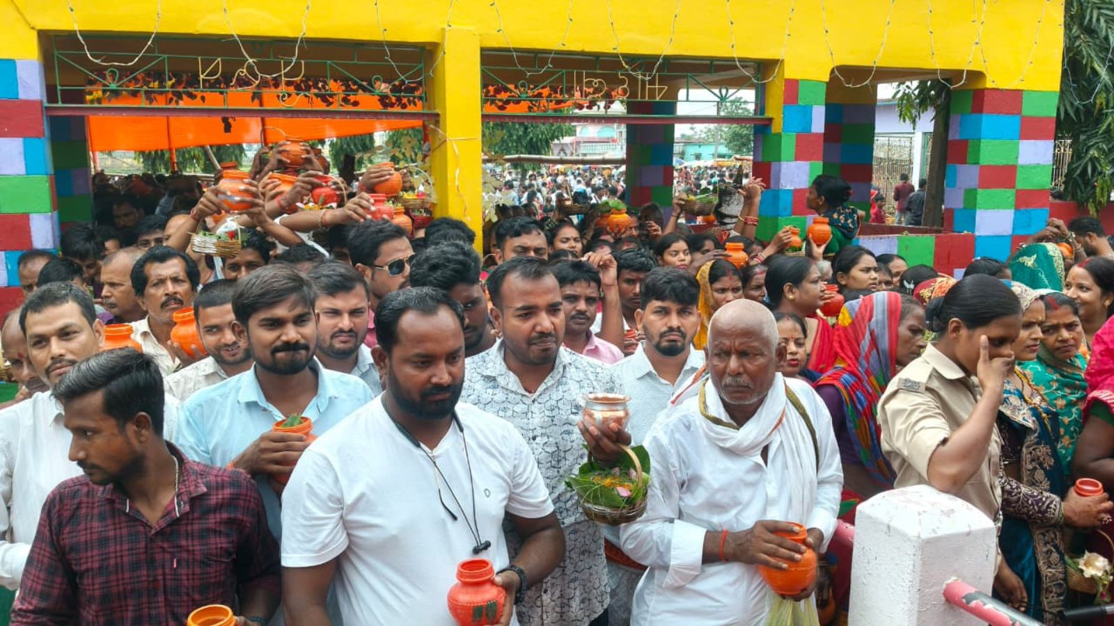 जलाभिषेक करने के लिए कतारबद्ध श्रद्धालु.